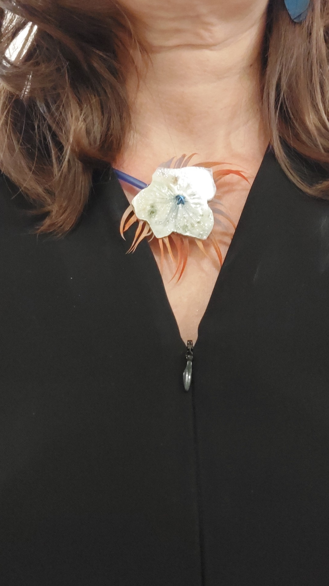 Collier fleur d hortensia plume de perroquet