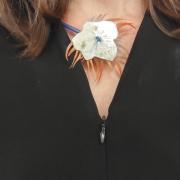 Collier fleur d hortensia plume de perroquet