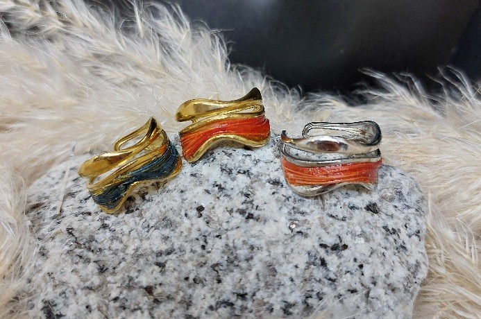 Bague en plumes de perroquet 